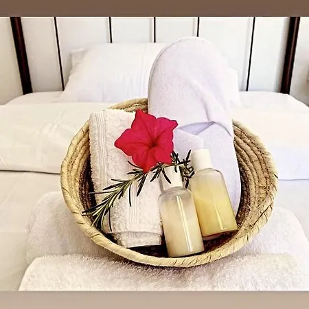 Dom wakacyjny Cosmema House 1 Hot Tub And Swimming Pool Stroumbi